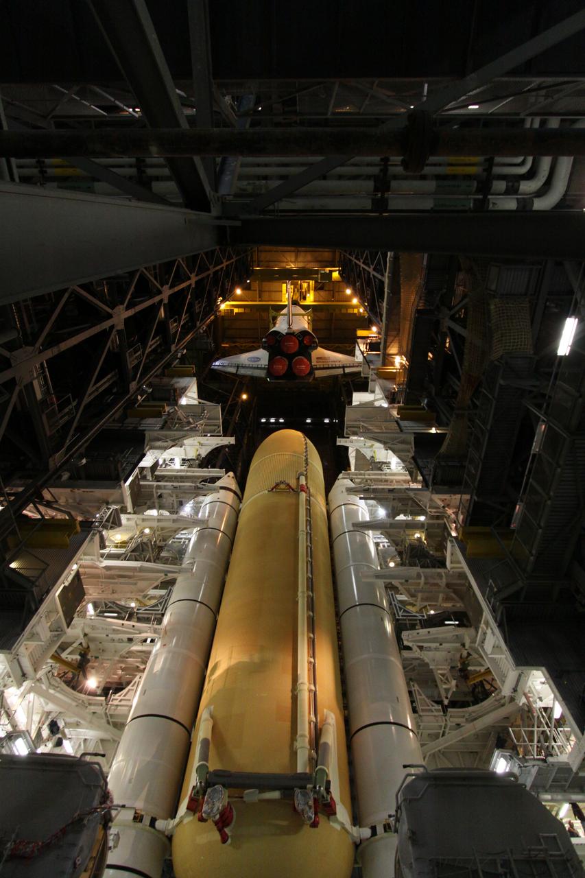 STS-131 Discovery Lift & Mate to SRB/ET Stack