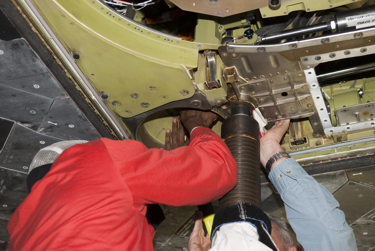 STS-132 ATLANTIS BASE PLATE/SALAD BOWL INSTALLATION