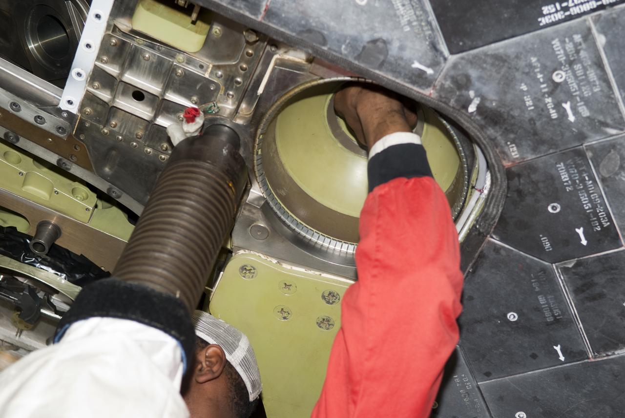 STS-132 ATLANTIS BASE PLATE/SALAD BOWL INSTALLATION