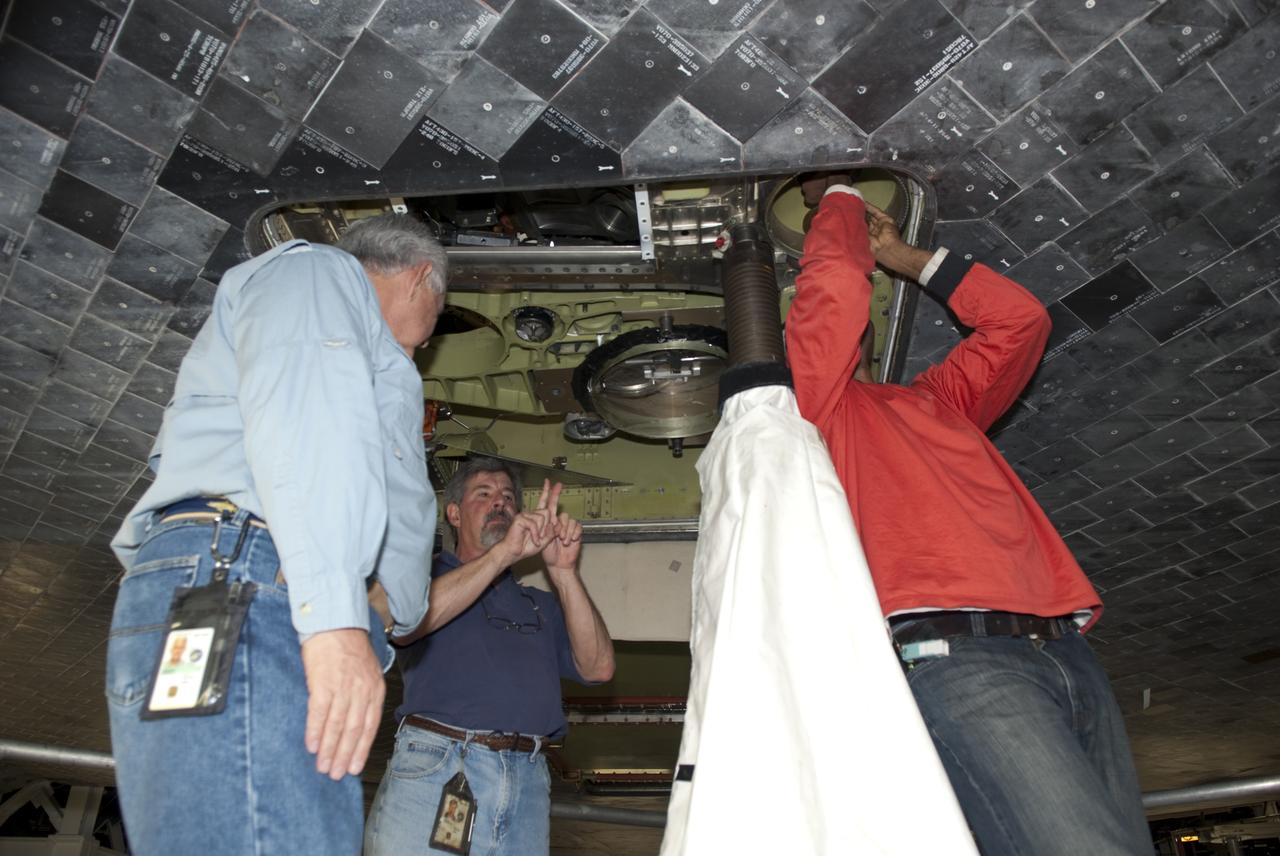 STS-132 ATLANTIS BASE PLATE/SALAD BOWL INSTALLATION