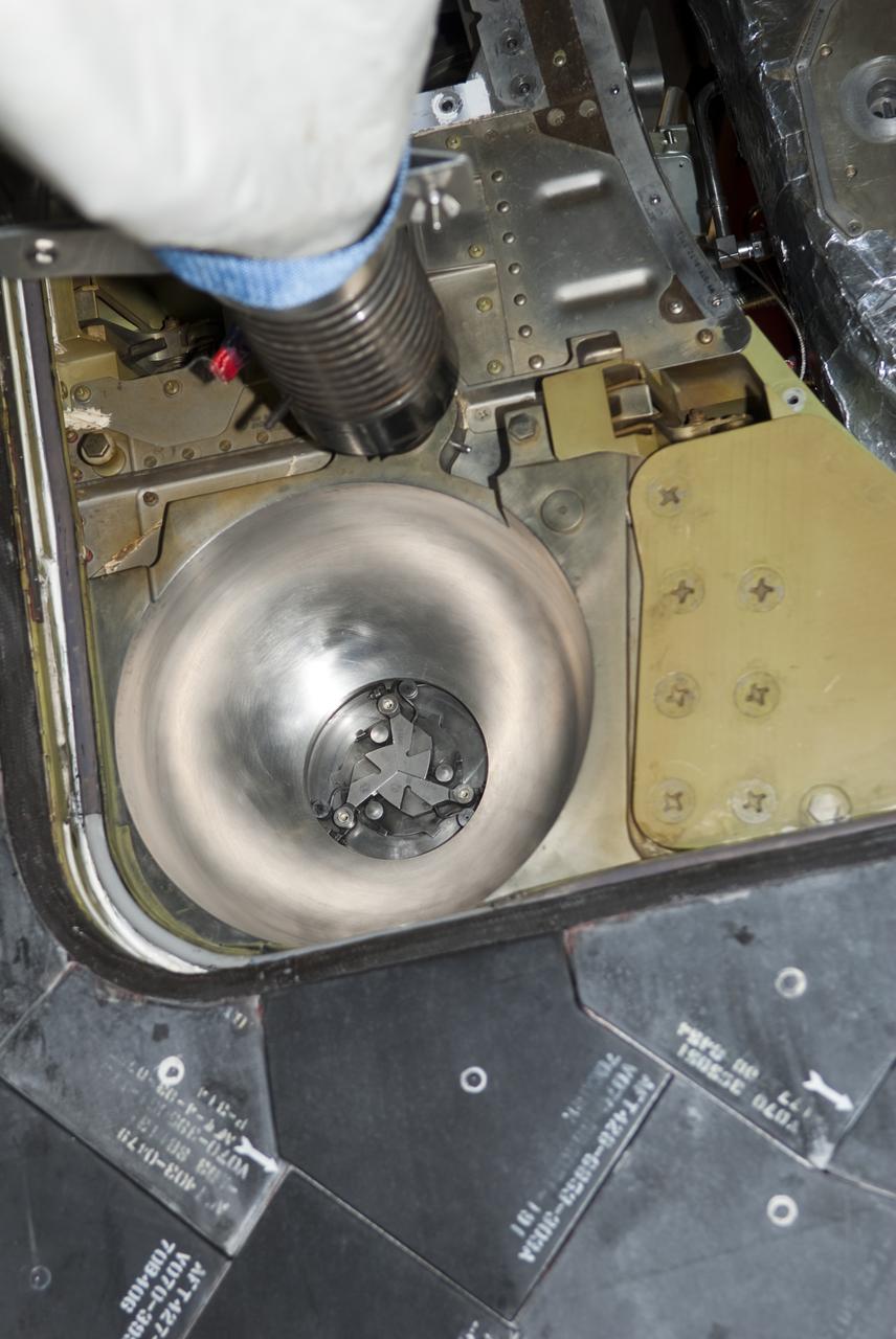 STS-132 ATLANTIS BASE PLATE/SALAD BOWL INSTALLATION