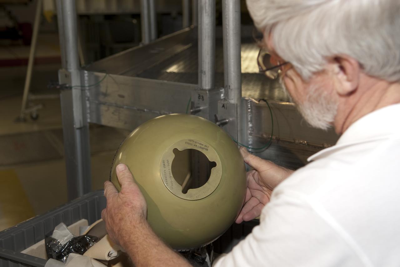 STS-132 ATLANTIS BASE PLATE/SALAD BOWL INSTALLATION