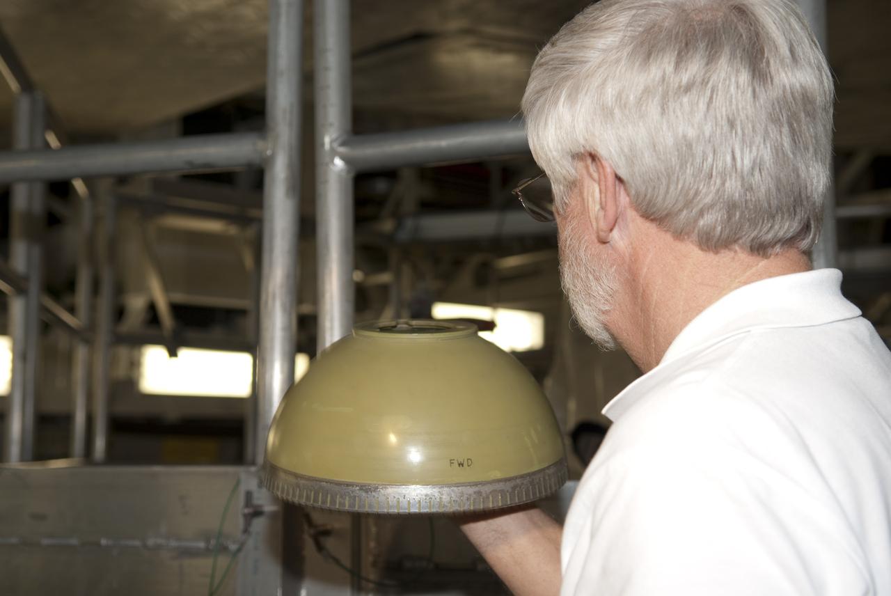 STS-132 ATLANTIS BASE PLATE/SALAD BOWL INSTALLATION