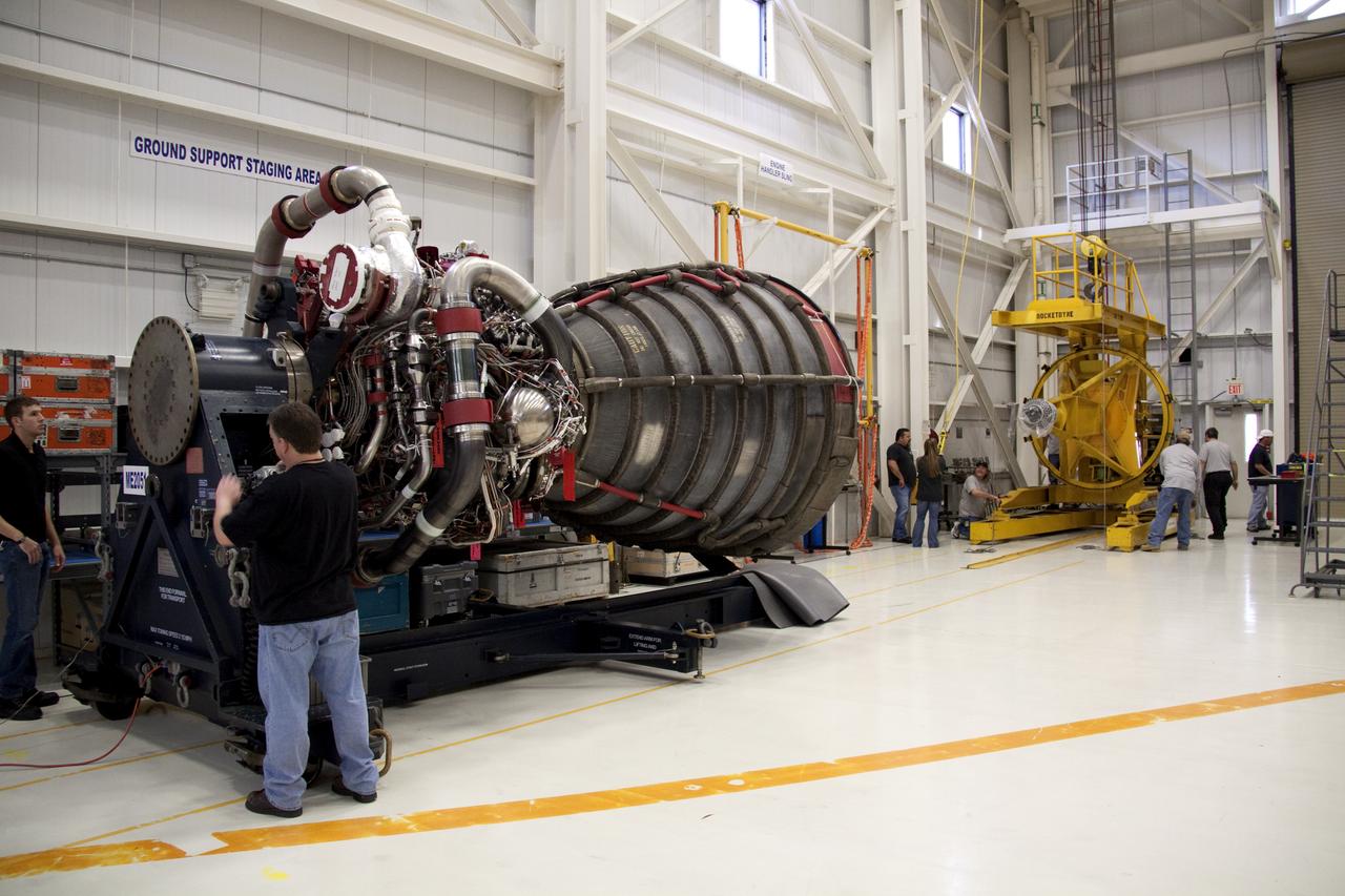 STS-132 ATLANTIS - ENGINE #2 LIFT TO TRANSPORTERAT ENGINE SHOP - XFER TO OPF-1 & INSTALL