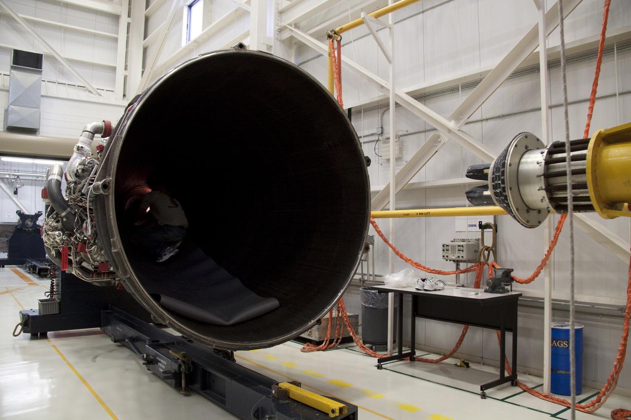STS-132 ATLANTIS - ENGINE #2 LIFT TO TRANSPORTERAT ENGINE SHOP - XFER TO OPF-1 & INSTALL