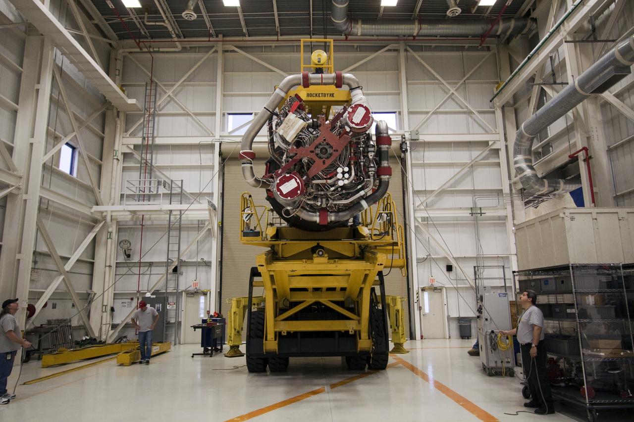 STS-132 ATLANTIS - ENGINE #2 LIFT TO TRANSPORTERAT ENGINE SHOP - XFER TO OPF-1 & INSTALL