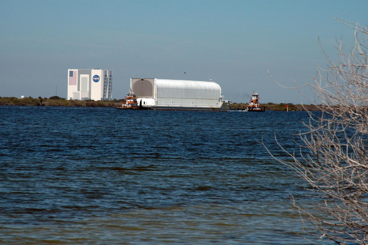 STS-132 ET-136 ARRIVAL THRU PORT CANAVERAL
