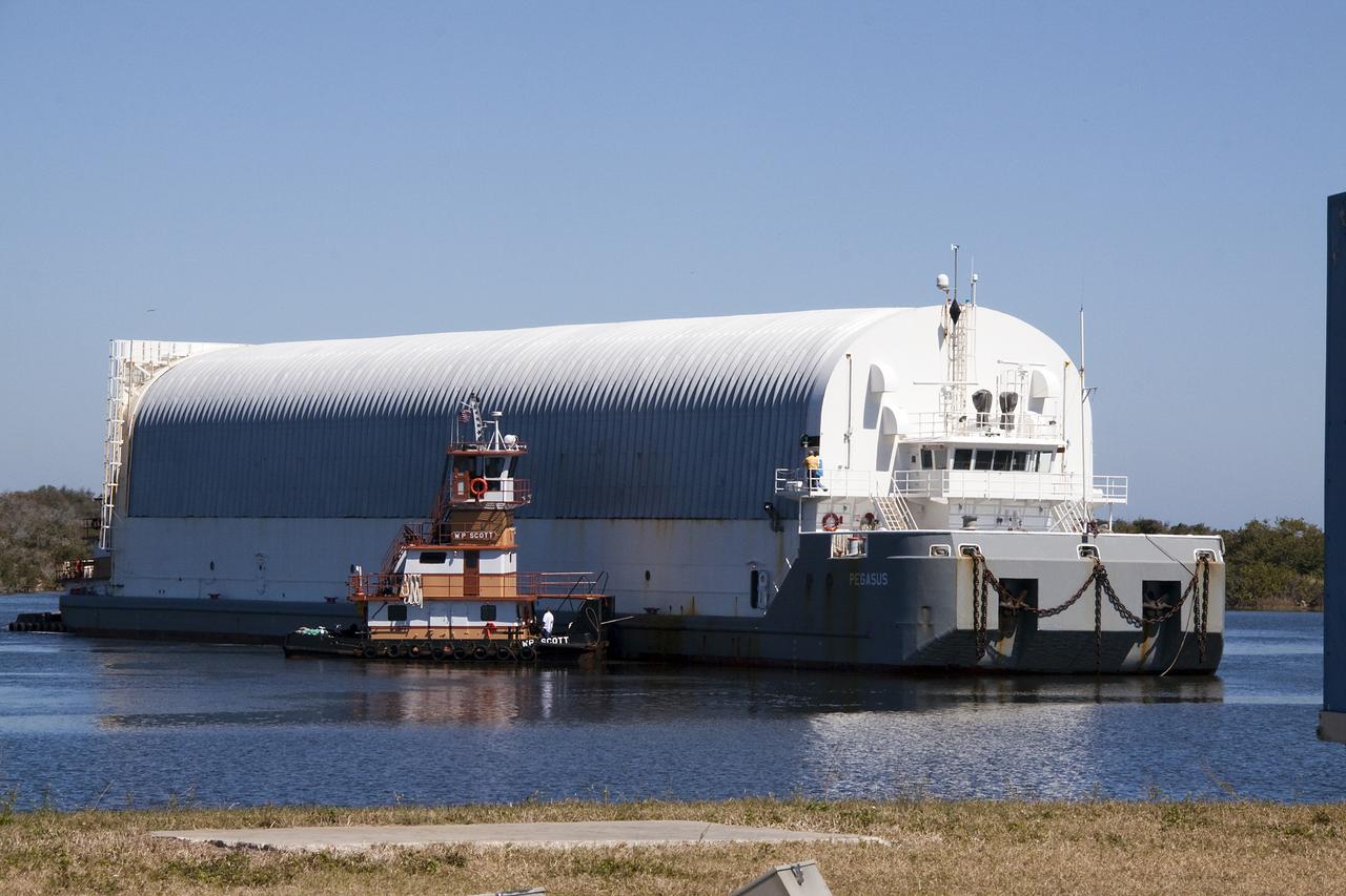 STS-132 ET-136 ARRIVAL TO LC39 TURNBASIN