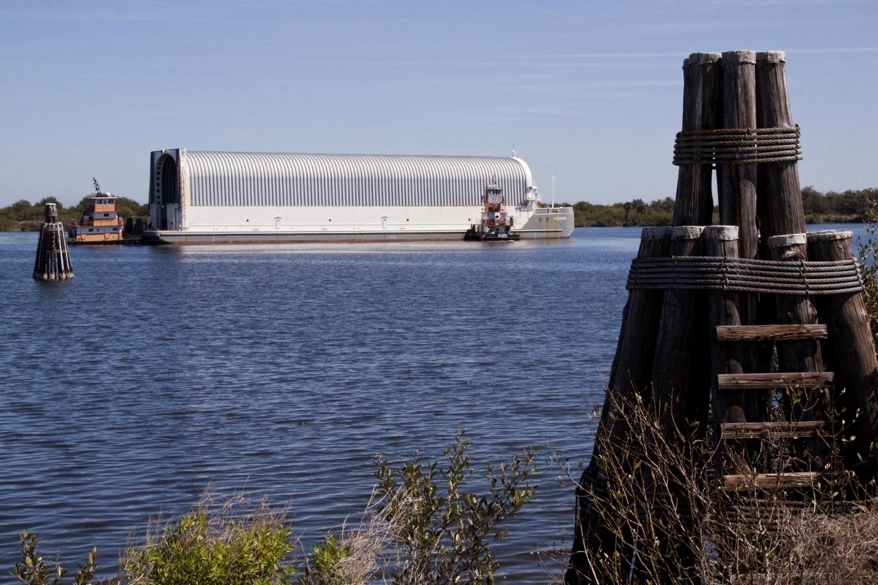 STS-132 ET-136 ARRIVAL TO LC39 TURNBASIN