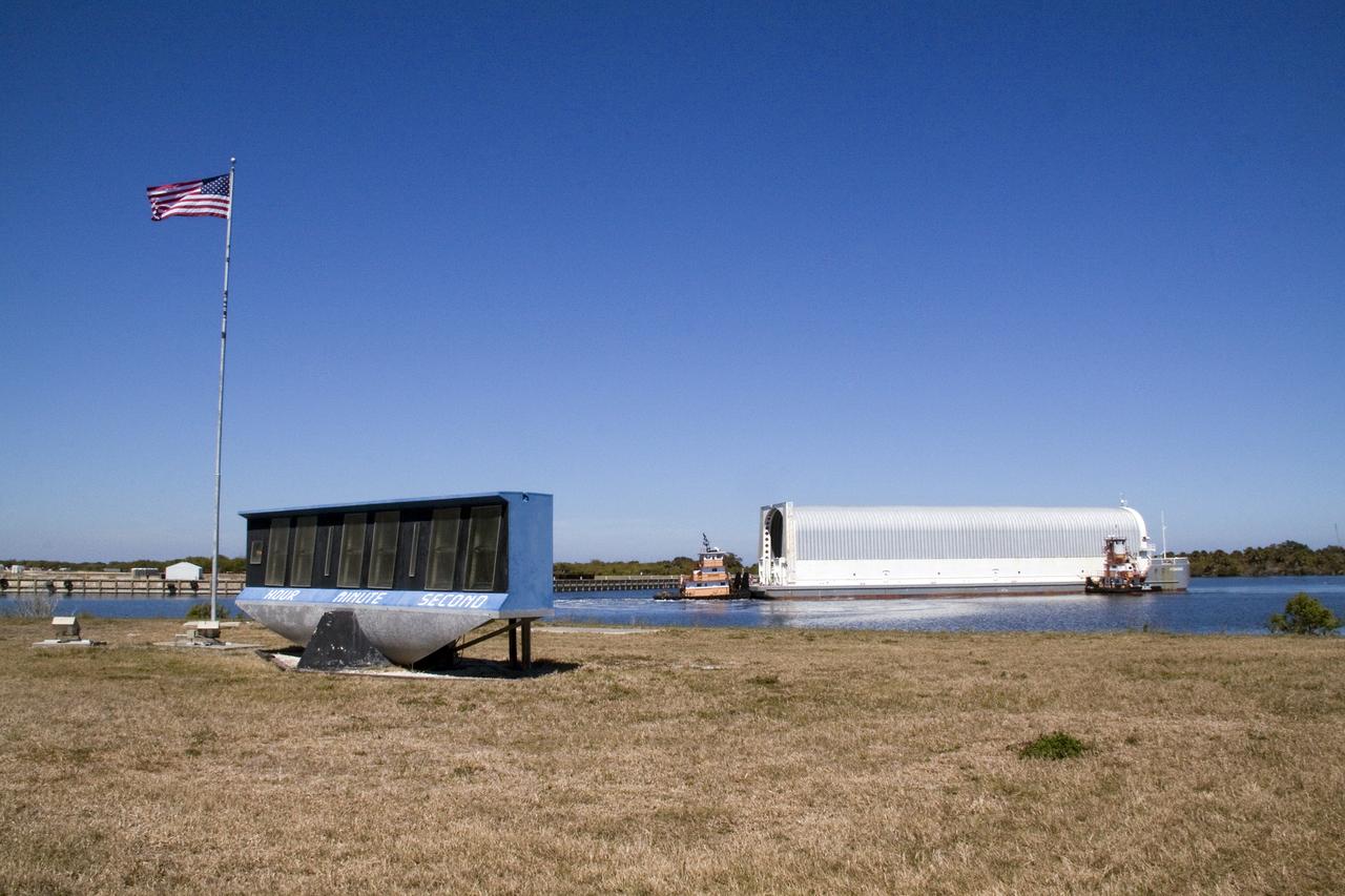 STS-132 ET-136 ARRIVAL TO LC39 TURNBASIN