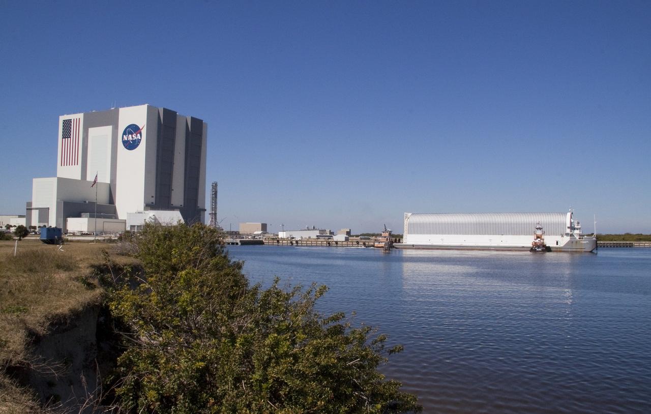 STS-132 ET-136 ARRIVAL TO LC39 TURNBASIN