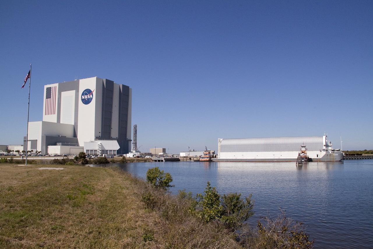 STS-132 ET-136 ARRIVAL TO LC39 TURNBASIN