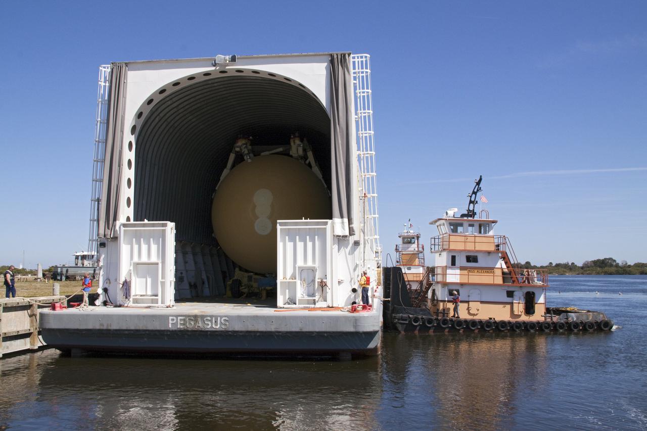 STS-132 ET-136 ARRIVAL TO LC39 TURNBASIN