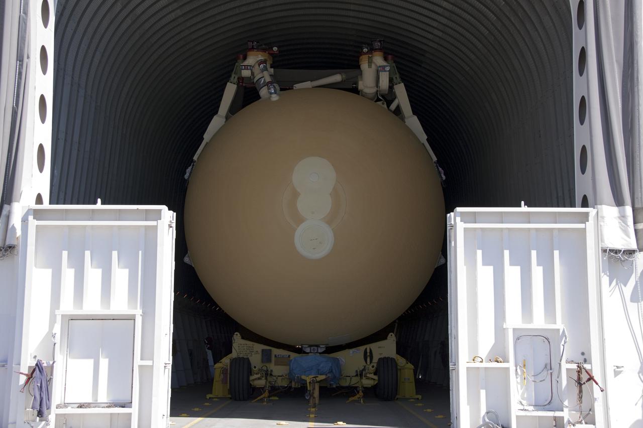 STS-132 ET-136 ARRIVAL TO LC39 TURNBASIN