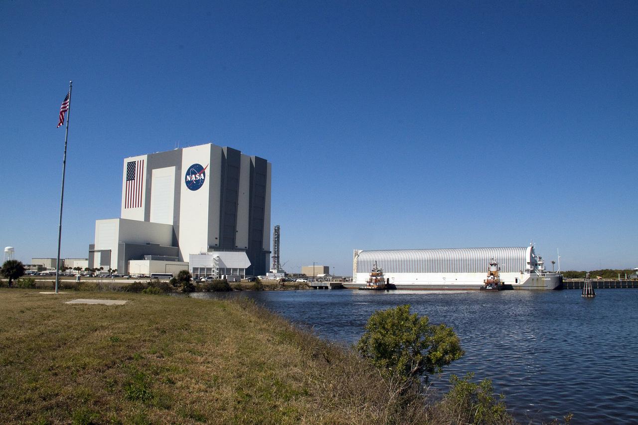 STS-132 ET-136 ARRIVAL TO LC39 TURNBASIN