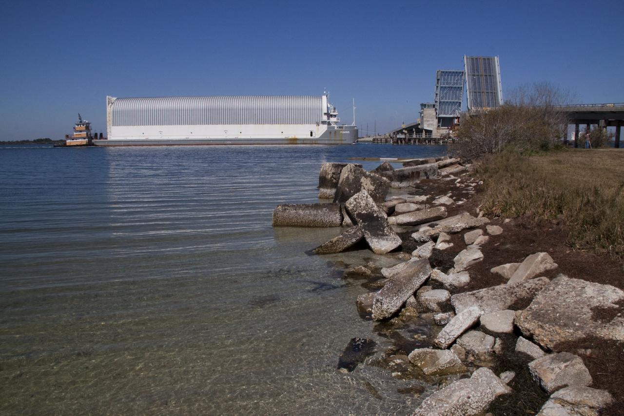STS-132 ET-136 ARRIVAL TO LC39 TURN BASIN