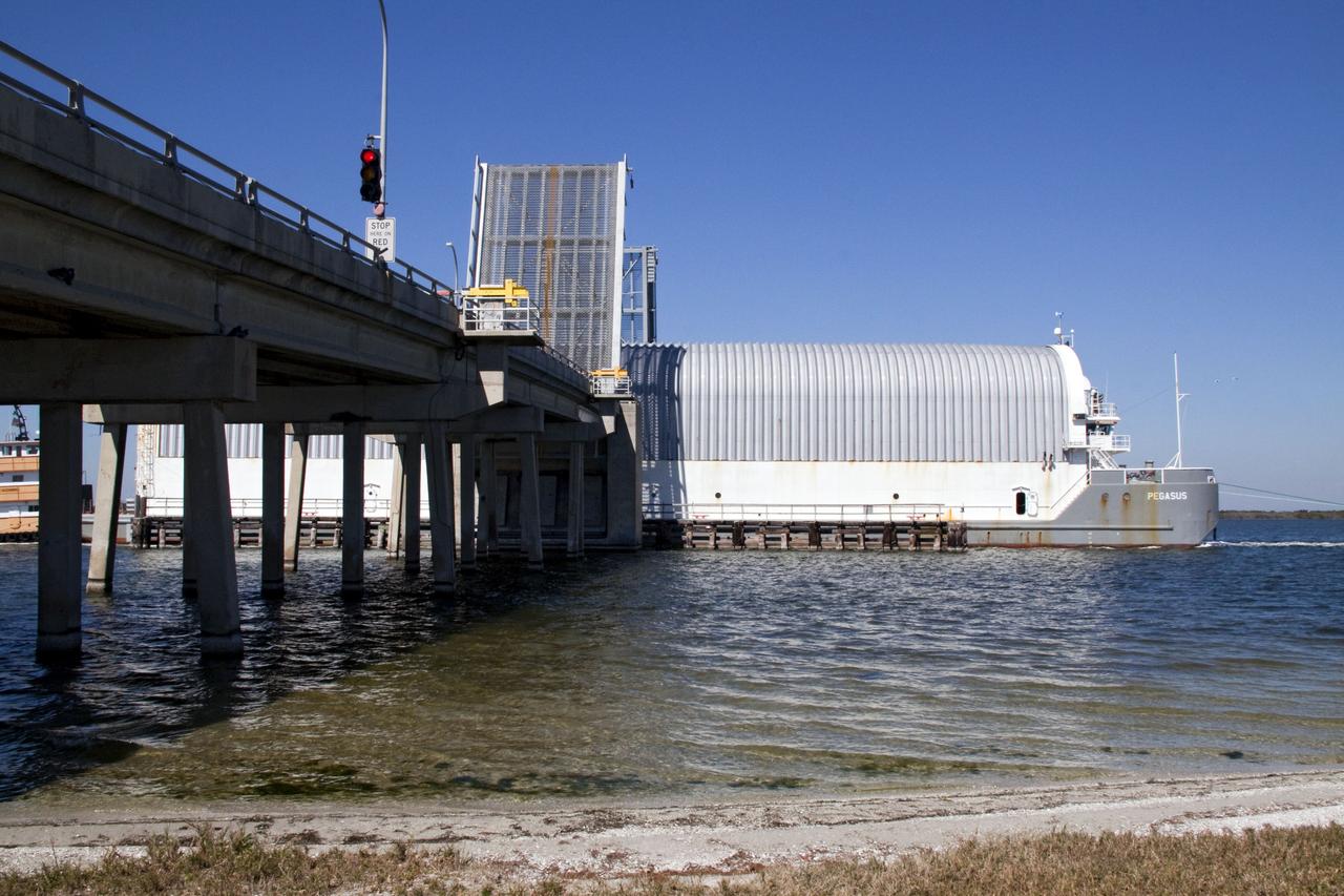 STS-132 ET-136 ARRIVAL TO LC39 TURN BASIN