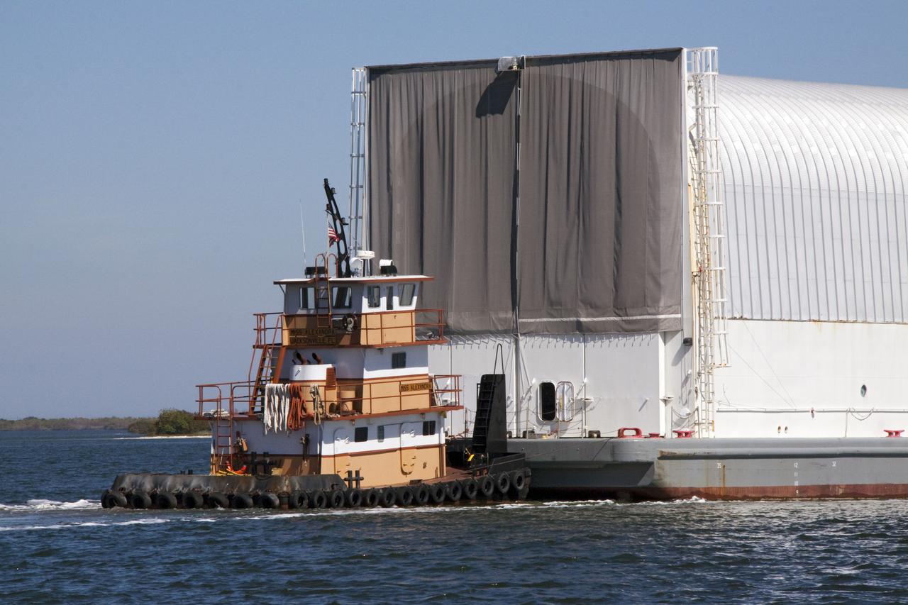 STS-132 ET-136 ARRIVAL TO LC39 TURN BASIN