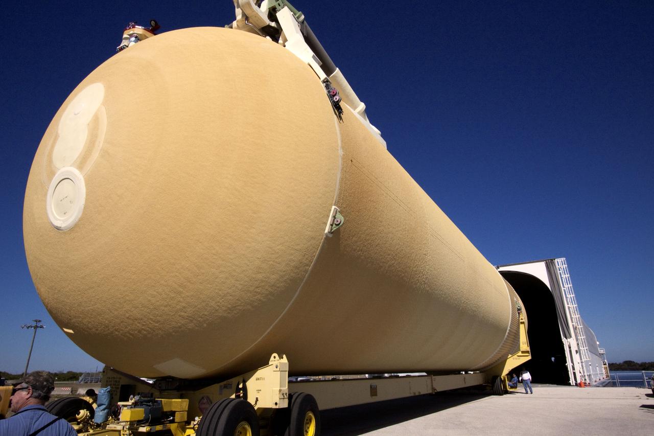 STS-132 ET-136 OFFLOAD FROM BARGE AND XFER TO VAB