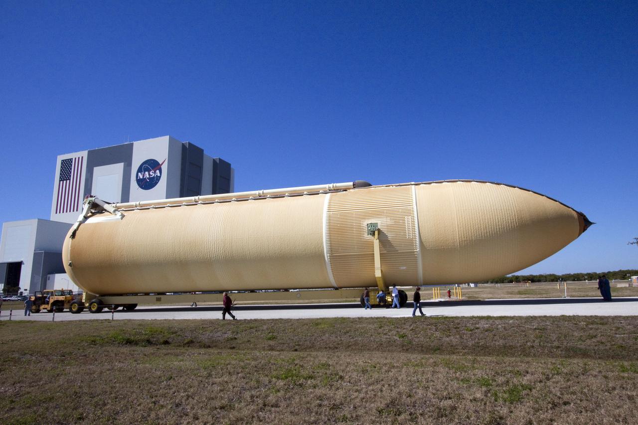 STS-132 ET-136 OFFLOAD FROM BARGE AND XFER TO VAB