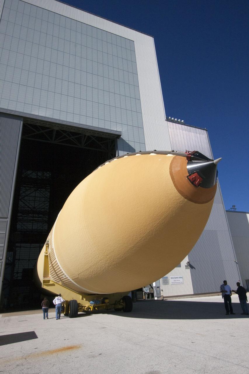 STS-132 ET-136 OFFLOAD FROM BARGE AND XFER TO VAB