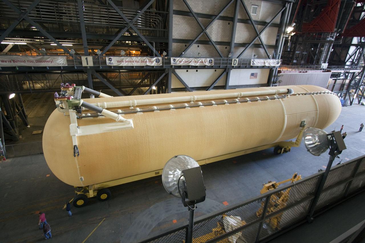 STS-132 ET-136 OFFLOAD FROM BARGE AND XFER TO VAB