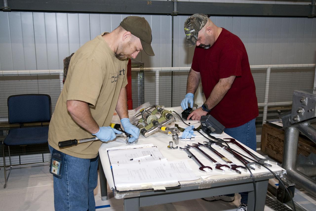 STS-132 ATLANTIS WCCS MANIFOLD FOR WINDOW PERGE BUILDUP