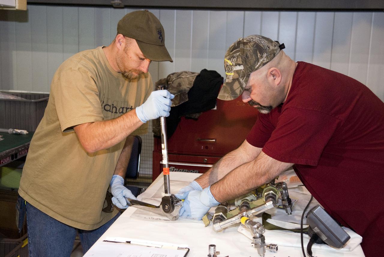 STS-132 ATLANTIS WCCS MANIFOLD FOR WINDOW PERGE BUILDUP