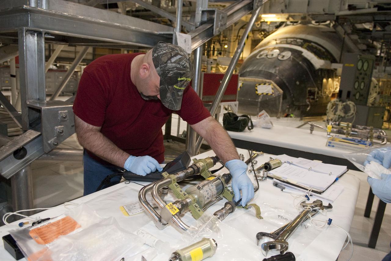 STS-132 ATLANTIS WCCS MANIFOLD FOR WINDOW PERGE BUILDUP
