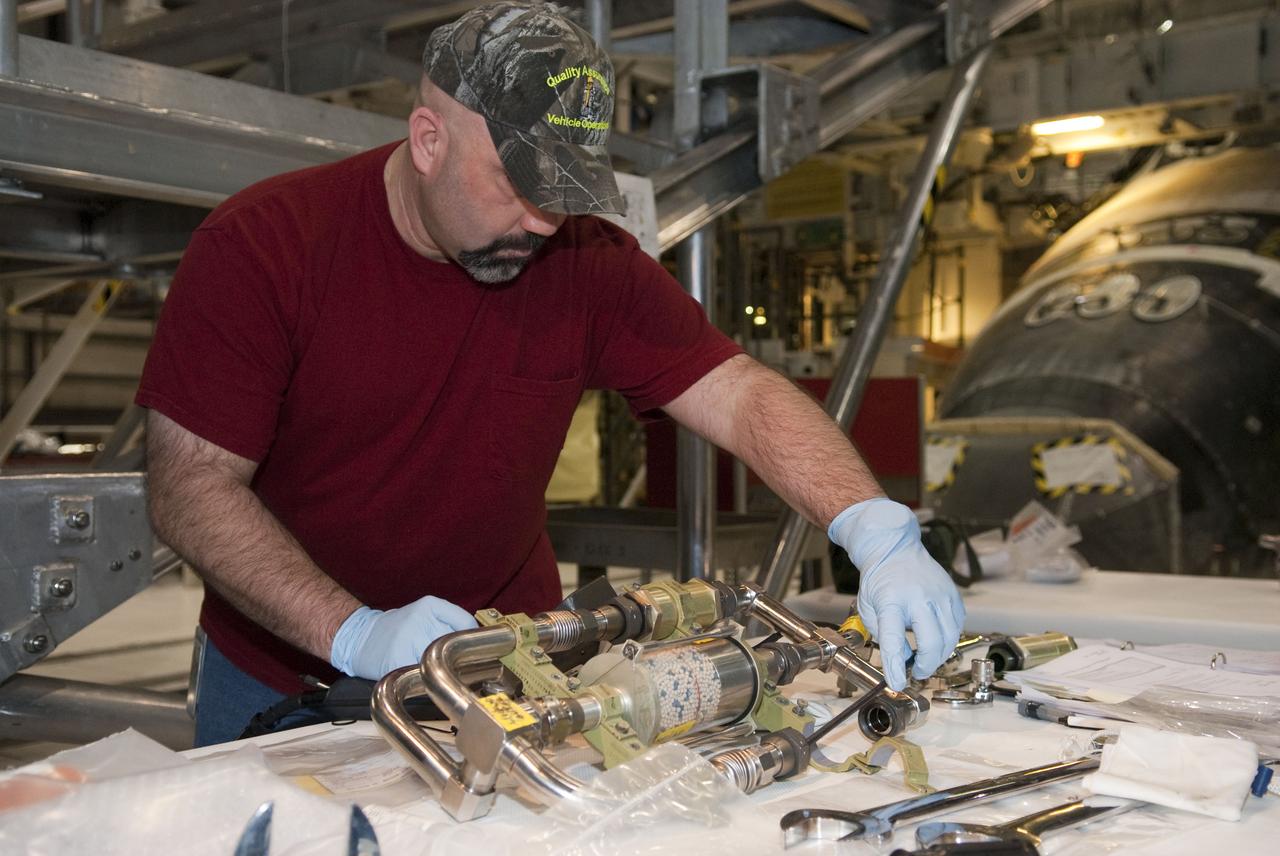 STS-132 ATLANTIS WCCS MANIFOLD FOR WINDOW PERGE BUILDUP