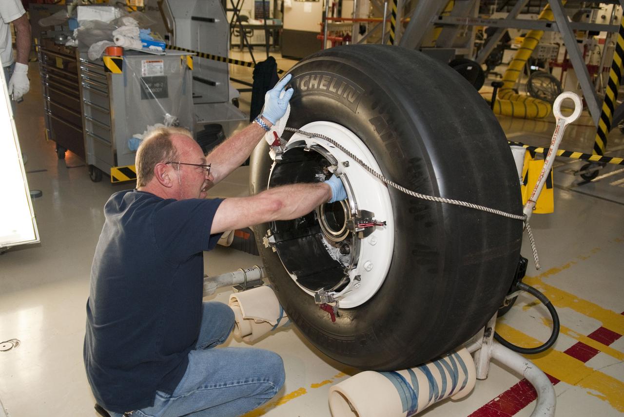 STS-133 ENDEAVOUR TIRES AND BRAKES REMOVAL