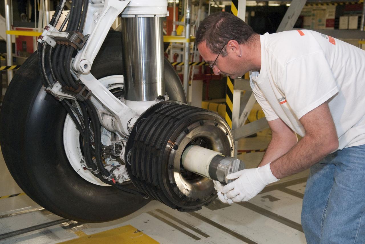 STS-133 ENDEAVOUR TIRES AND BRAKES REMOVAL