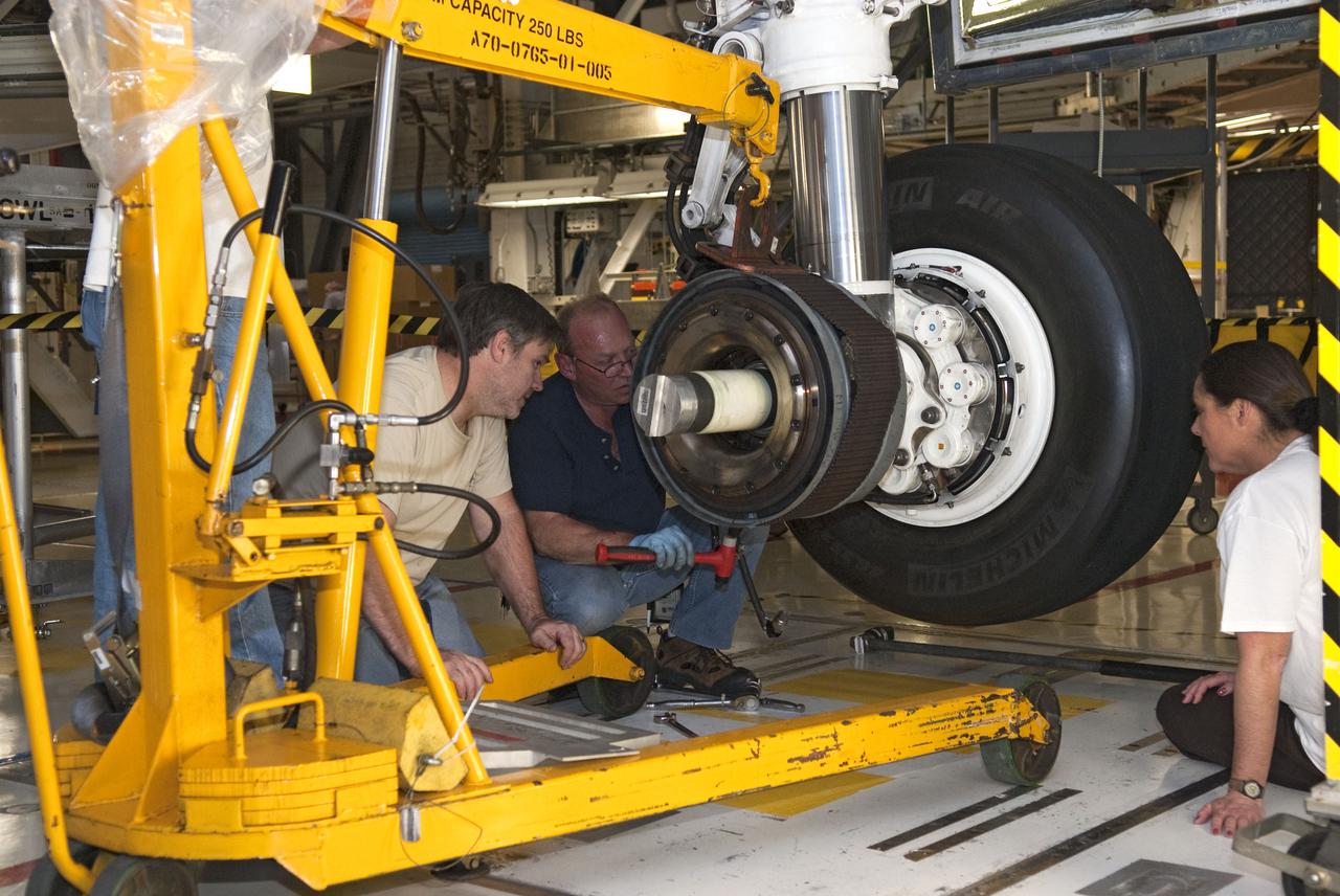 STS-133 ENDEAVOUR TIRES AND BRAKES REMOVAL