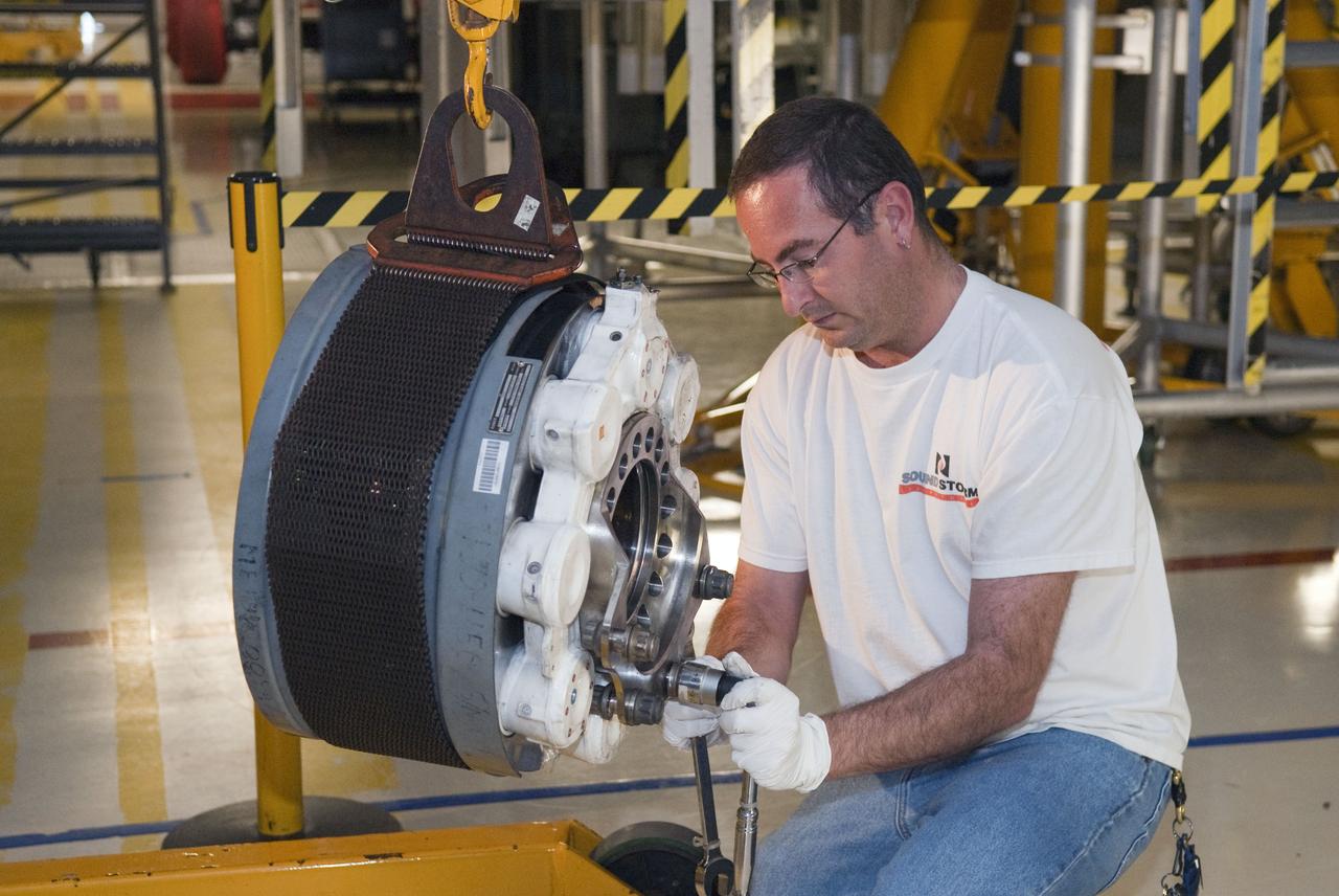 STS-133 ENDEAVOUR TIRES AND BRAKES REMOVAL