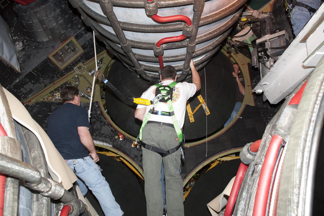 STS-132 ATLANTIS SSME-1 FINAL RIGHT HAND SHIELD INSTLN BEFORE DOME INSTLN