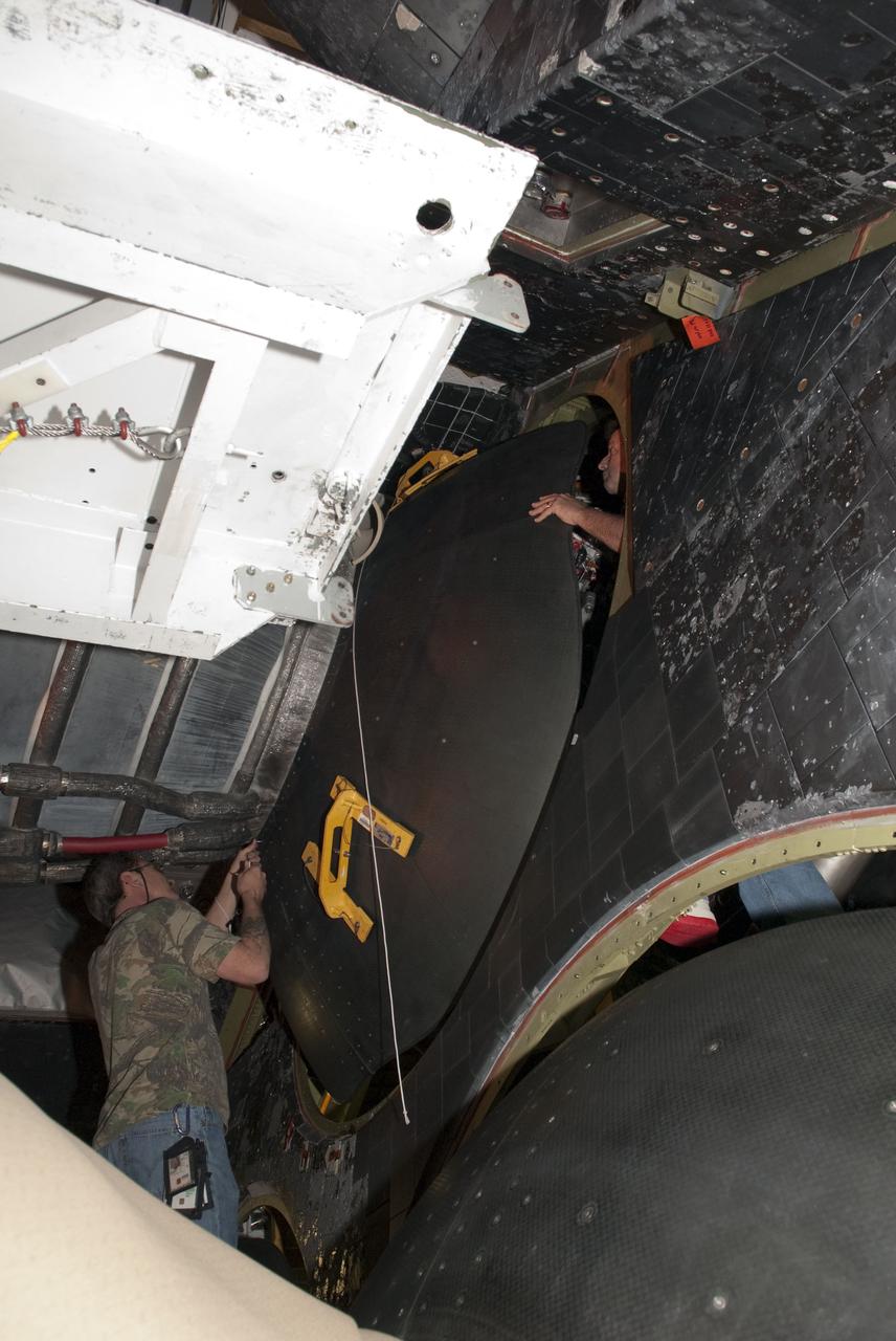 STS-132 ATLANTIS SSME-1 FINAL RIGHT HAND SHIELD INSTLN BEFORE DOME INSTLN