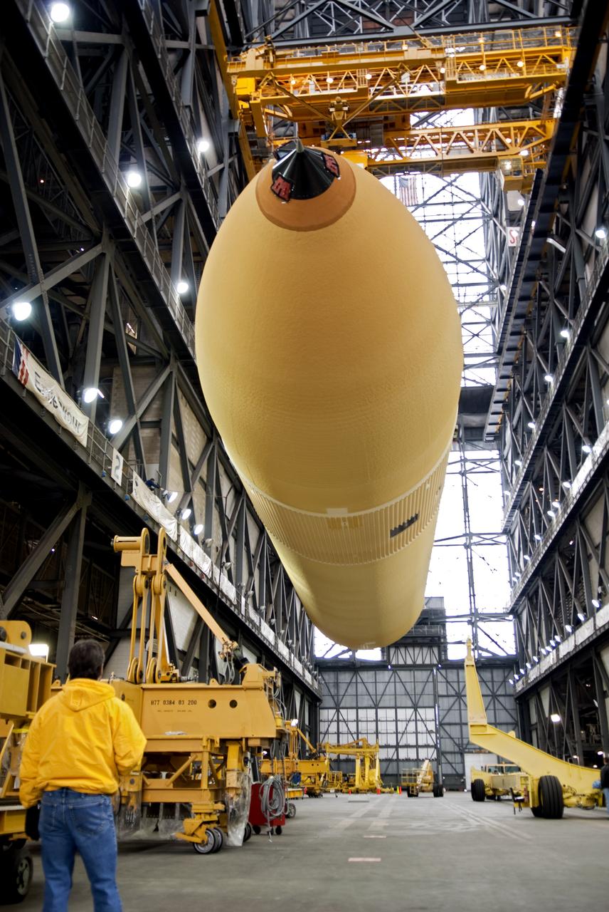 STS-132 ET-136 LIFT TO CELL