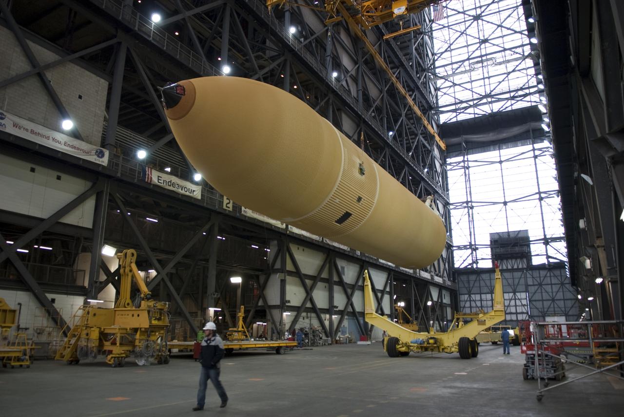 STS-132 ET-136 LIFT TO CELL