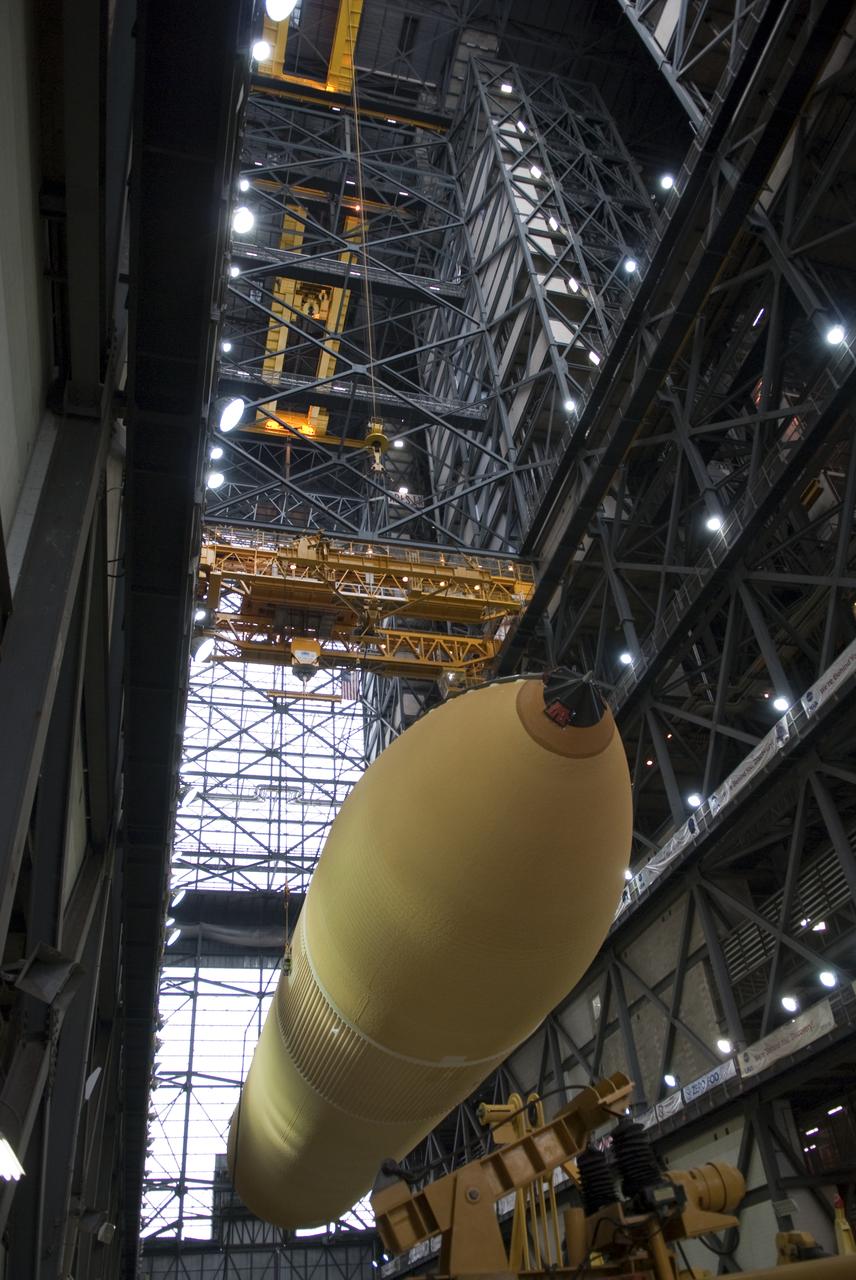 STS-132 ET-136 LIFT TO CELL