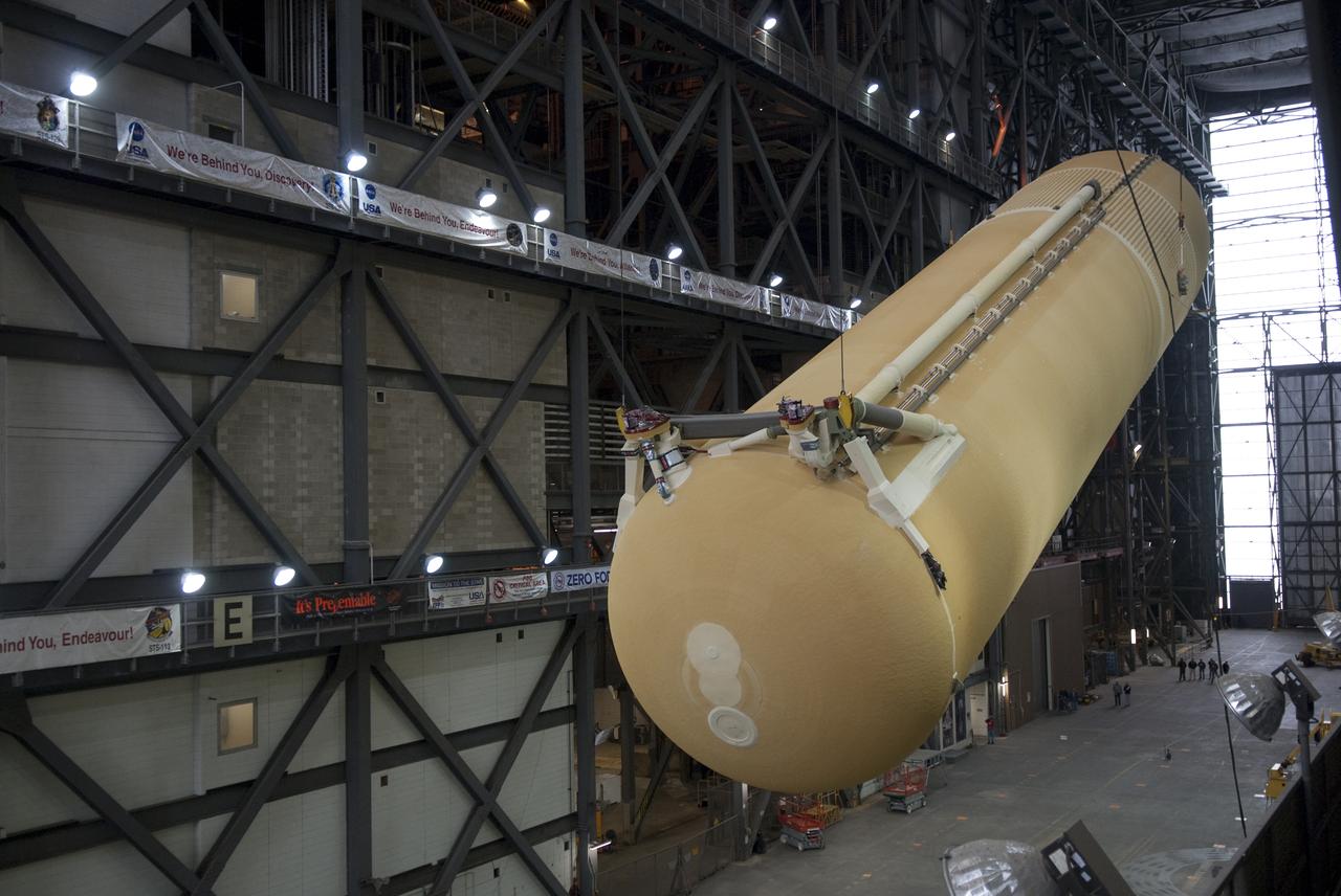 STS-132 ET-136 LIFT TO CELL