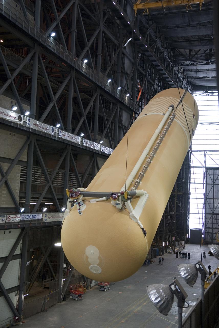 STS-132 ET-136 LIFT TO CELL