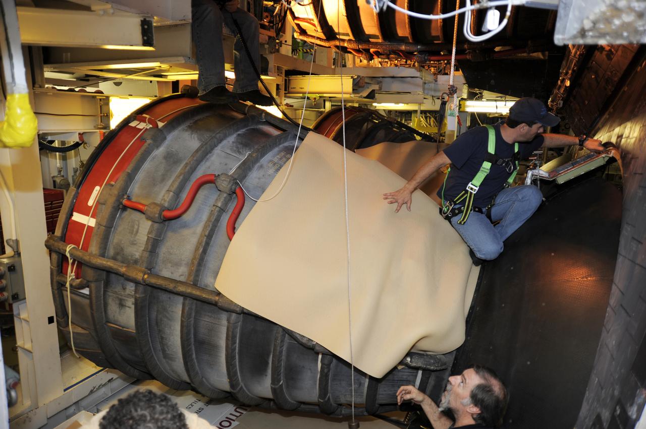 STS-132 ATLANTIS - HEAT SHIELD INSTALLATION