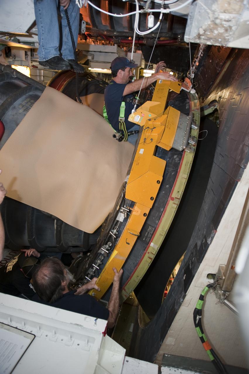 STS-132 ATLANTIS - HEAT SHIELD INSTALLATION