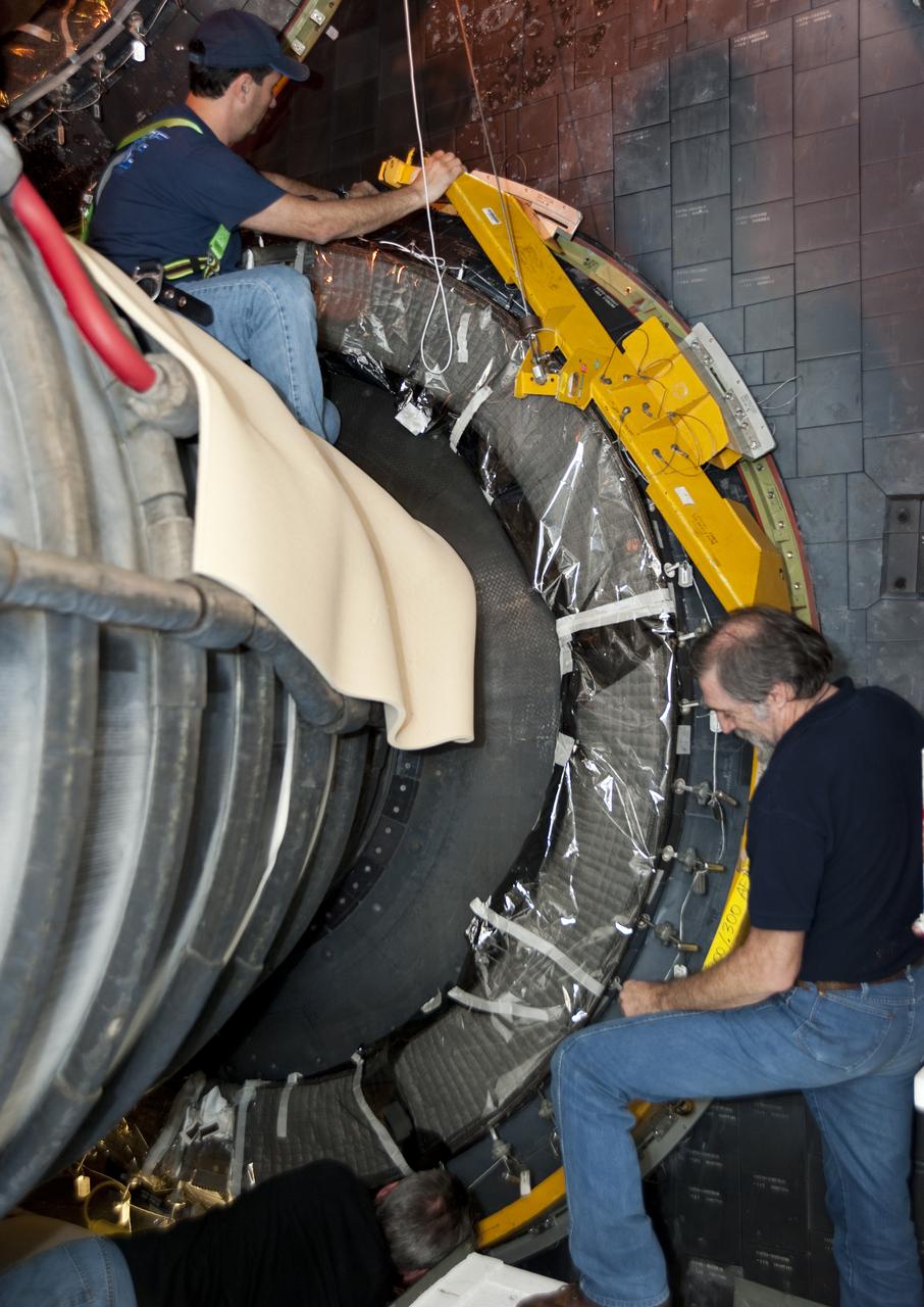 STS-132 ATLANTIS - HEAT SHIELD INSTALLATION
