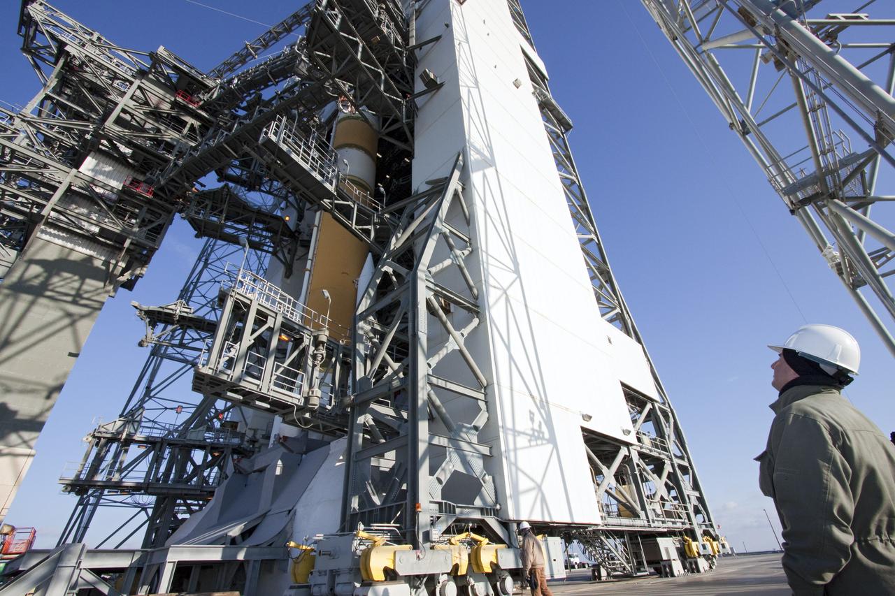 GOES-P LAUNCH L-0 DELTA IV TOWER ROLLBACK