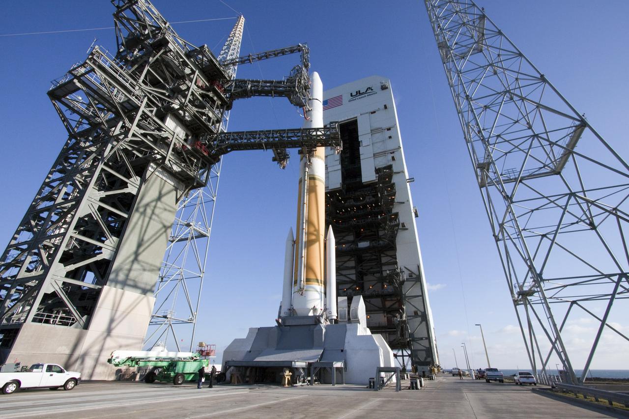 GOES-P LAUNCH L-0 DELTA IV TOWER ROLLBACK