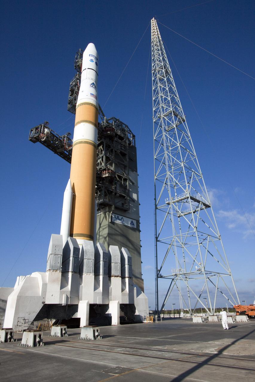 GOES-P LAUNCH L-0 DELTA IV TOWER ROLLBACK