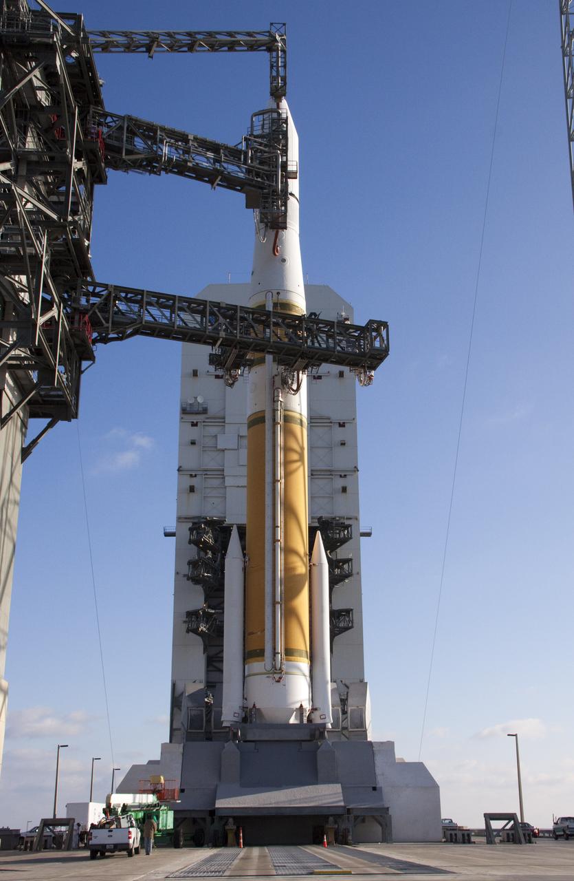 GOES-P LAUNCH L-0 DELTA IV TOWER ROLLBACK