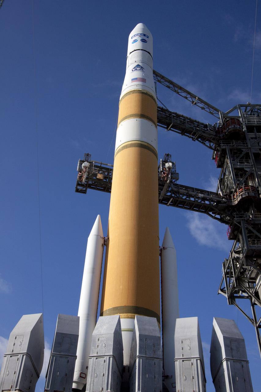 GOES-P LAUNCH L-0 DELTA IV TOWER ROLLBACK