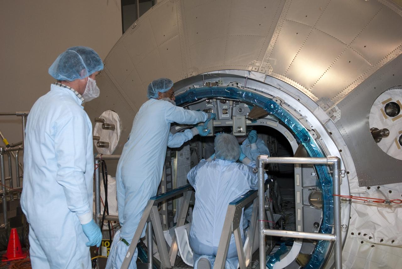 STS-131 MPLM LEONARDO HATCH CLOSURE